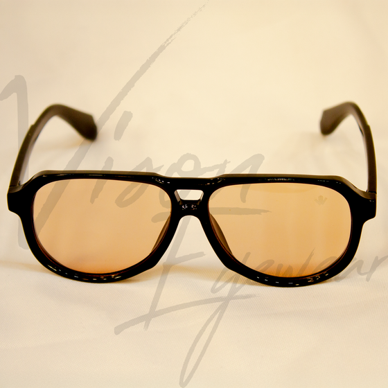 Óculos de sol visor feminino oversized com lente marrom degradê e design moderno. Modelo fashion com proteção UV, ideal para looks sofisticados, praia, viagens e uso diário com muito estilo.