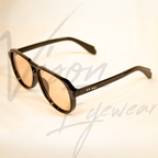Óculos de sol feminino geométrico com lentes escuras e armação delicada em metal dourado. Modelo leve, sofisticado e moderno, perfeito para uso diário e tendências fashion.