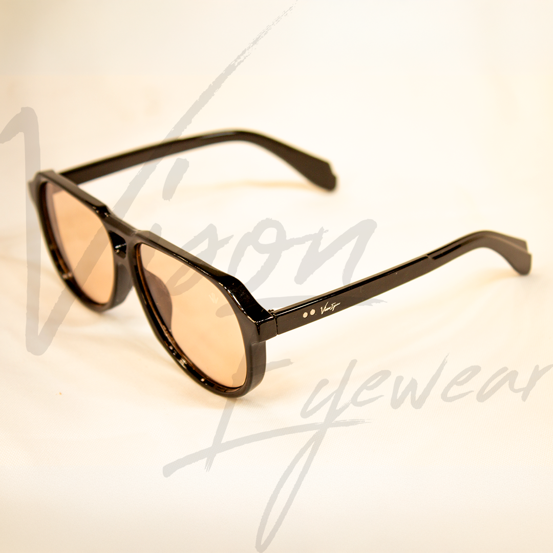 Óculos de sol feminino geométrico com lentes escuras e armação delicada em metal dourado. Modelo leve, sofisticado e moderno, perfeito para uso diário e tendências fashion.