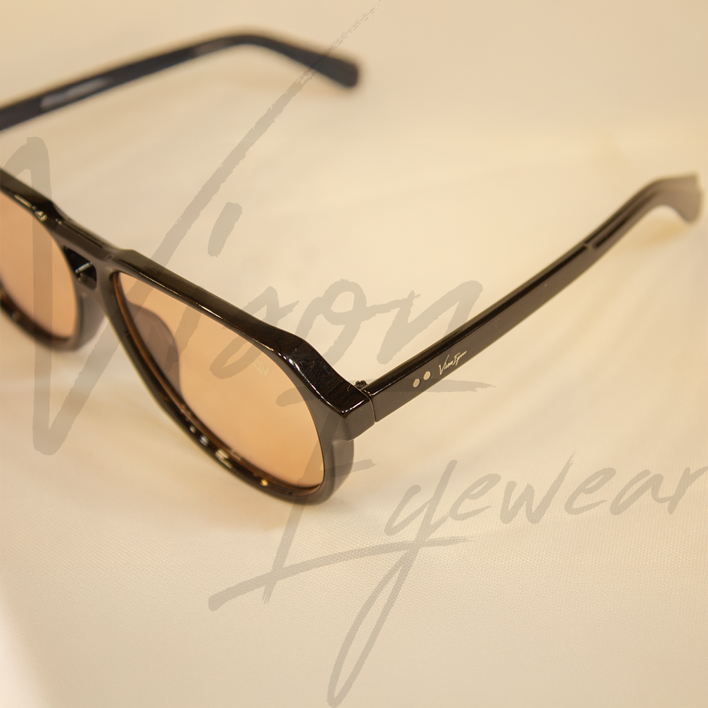 Óculos de sol feminino com armação moderna e hastes sofisticadas em acabamento premium. Modelo elegante e confortável, ideal para proteção solar e composição de looks contemporâneos.