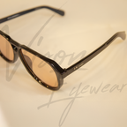 Óculos de sol feminino com armação moderna e hastes sofisticadas em acabamento premium. Modelo elegante e confortável, ideal para proteção solar e composição de looks contemporâneos.