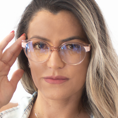 Mulher usando armação de grau feminina moderna com acabamento sofisticado. Óculos elegantes para leitura, trabalho e uso diário, oferecendo conforto, estilo contemporâneo e visual refinado.